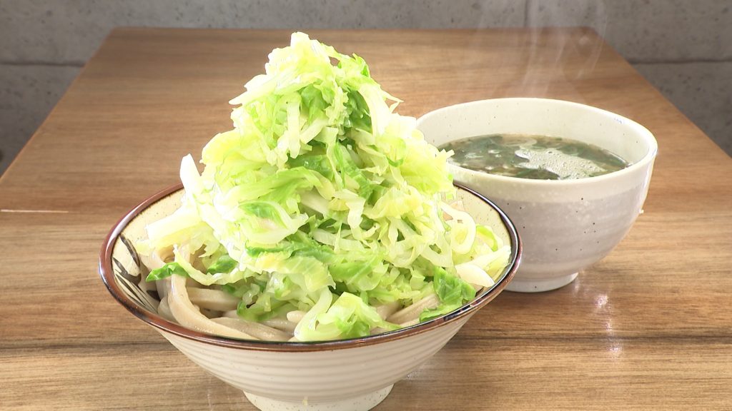 埼玉県・鴻巣市『吉田のうどん いこい』つけうどん(キャベツ増し増し)750円