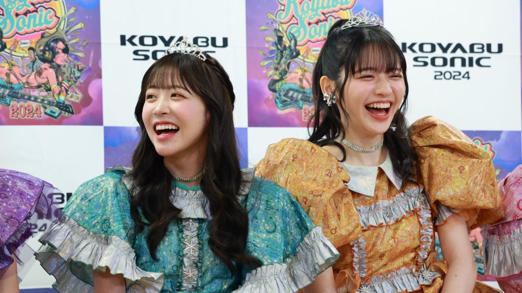 『KOYABU SONIC 2024』の概要発表会見に出席したFRUITS ZIPPERの櫻井優衣、鎮西寿々歌
