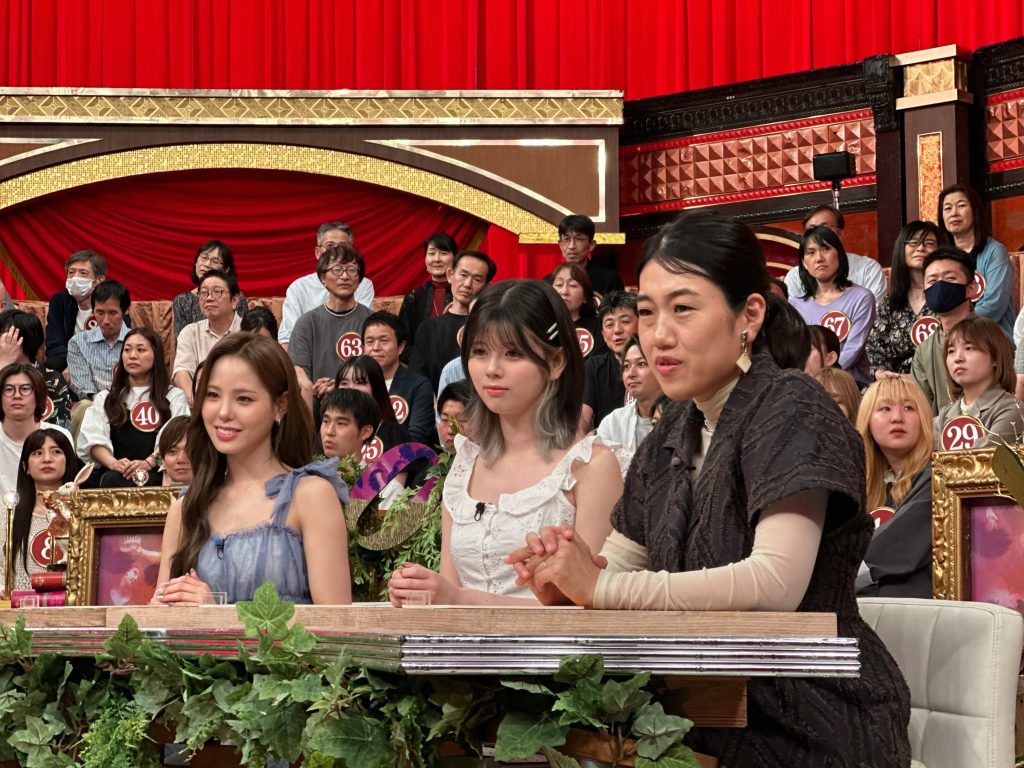 (左から)NiziUのMAKO、RIKU、横澤夏子