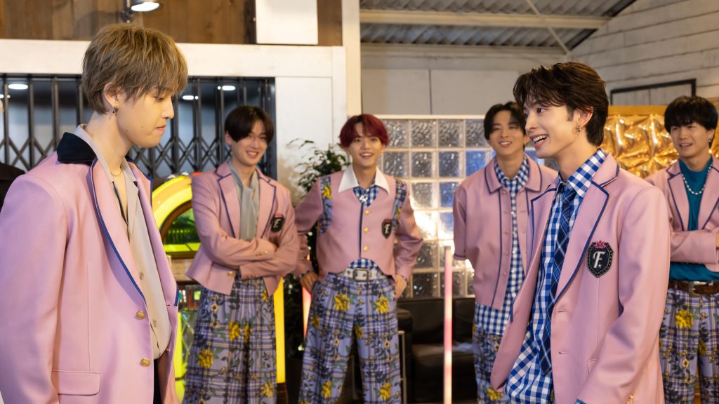 8月27日放送『FUN!FUN!FANTASTICS SEASON4』ゲストの俳優・陣内孝則のもと、アドリブでの即興演技に挑戦する堀 夏喜(左)と木村慧人(右)