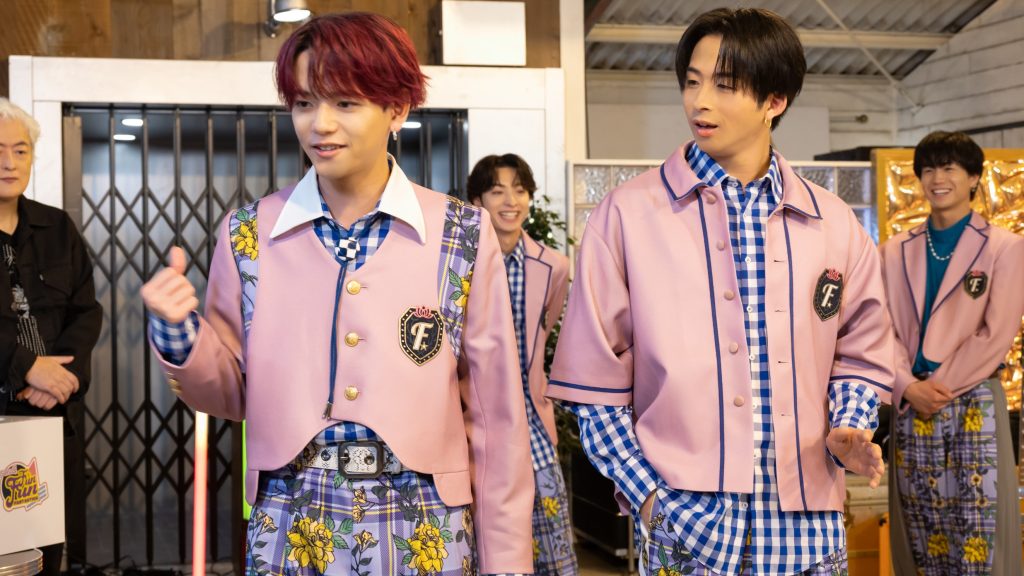 8月27日放送『FUN!FUN!FANTASTICS SEASON4』ゲストの俳優・陣内孝則のもと、アドリブでの即興演技に挑戦する中島颯太(左)と澤本夏輝(右)