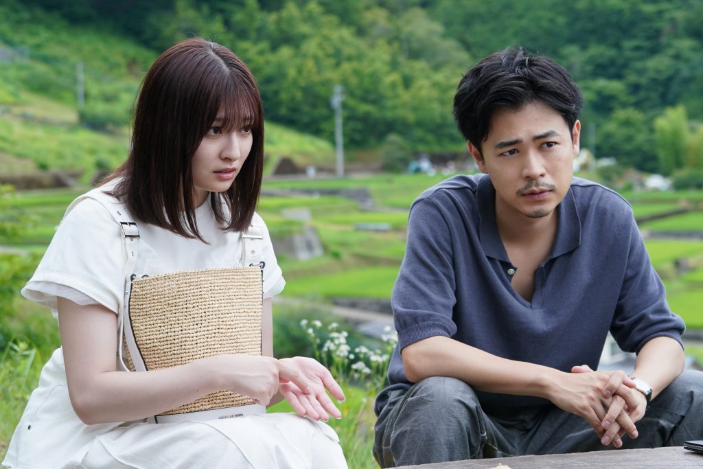 『降り積もれ孤独な死よ』の冴木仁(成田凌)と花音(吉川愛)