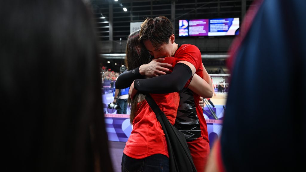イタリア戦後に抱き合う藍選手と母・小百合さん 写真:PA Images/アフロ