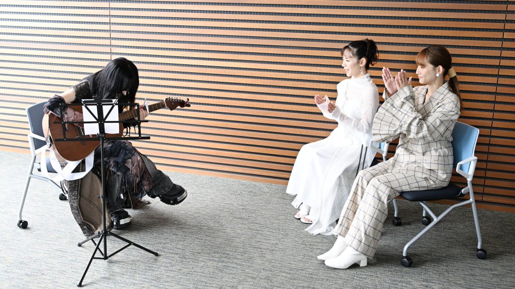 日本テレビ・7月期ドラマDEEP『どうか私より不幸でいて下さい』の主題歌を担当しているアーティスト・紫 今(Mulasaki Ima)がW主演の吉谷彩子と浅川梨奈に主題歌を生披露した