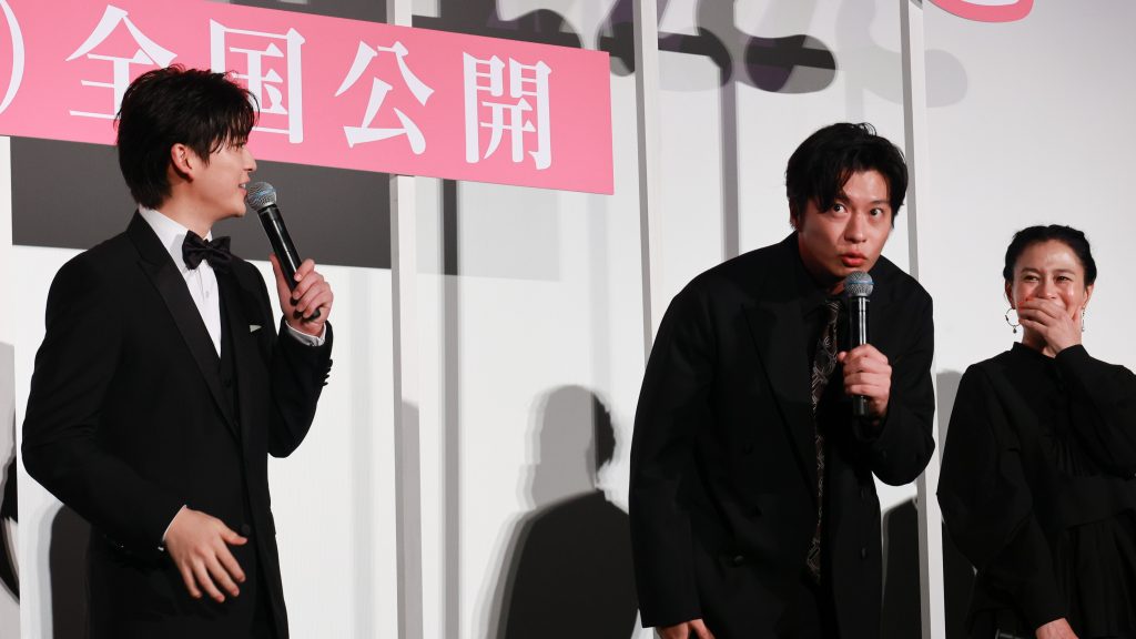 映画『あの人が消えた』の完成披露上映会に登壇した主演の高橋文哉(左)と田中圭(右)“おはようございます”を再現する田中圭