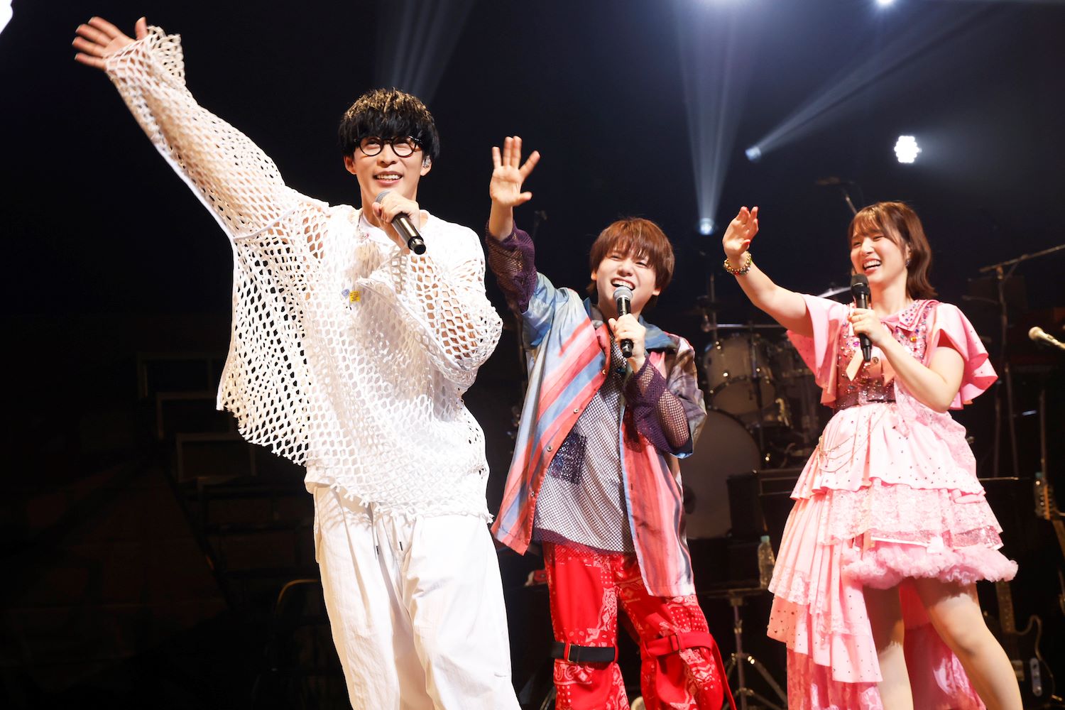 『YUMA UCHIDA LIVE “VS YUMA 001- 内田真礼”』 弟・内田雄馬(中央)と姉・内田真礼(右)のコラボ曲『BIG LOVE』を作曲したオーイシマサヨシ(左)がサプライズ登場