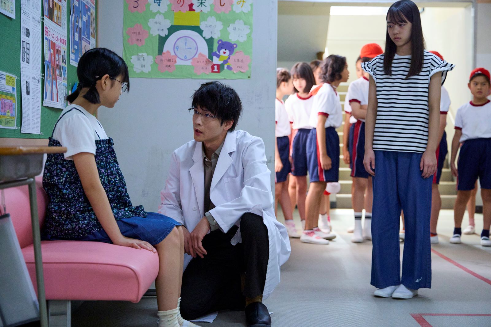 『放課後カルテ』第2話 理子(中村たんぽぽ)に話かける牧野(松下洸平)と、それを見つめる啓(岡本望来)