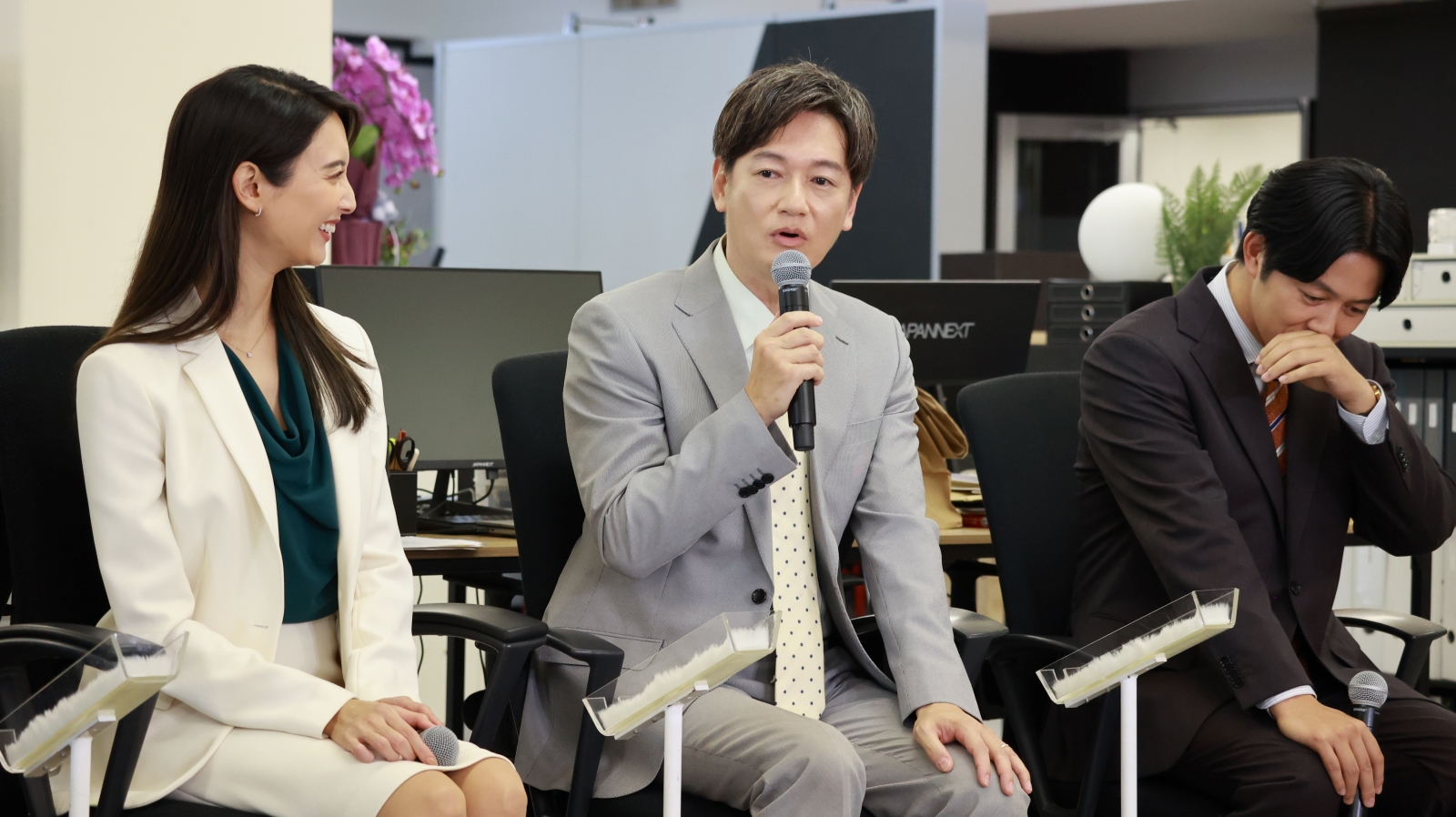 金曜ナイトドラマ『無能の鷹』囲み取材会 左から菜々緒、井浦新、笑いをこらえる工藤阿須加