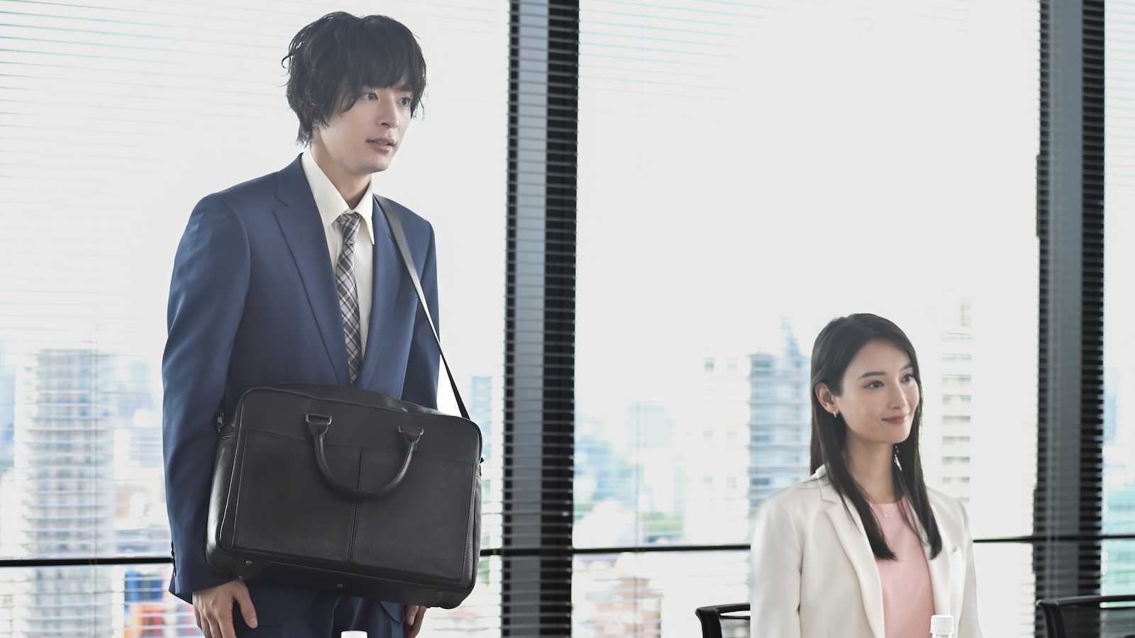 鷹野ツメ子(菜々緒)と鶸田道人(塩野瑛久)