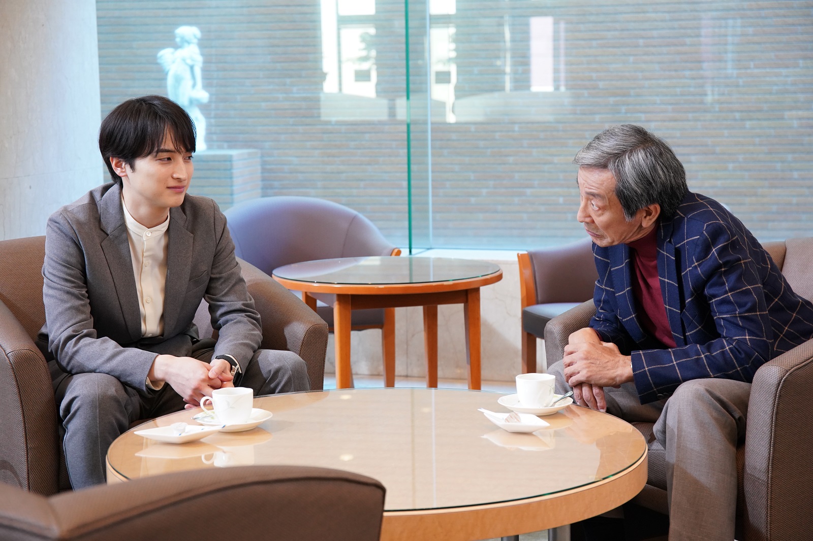 律(一ノ瀬颯)、豊(佐戸井けん太)の写真