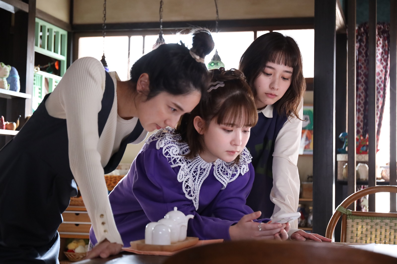涼(堀田真由)、恵(仁村紗和)、芽(畑芽育)の写真