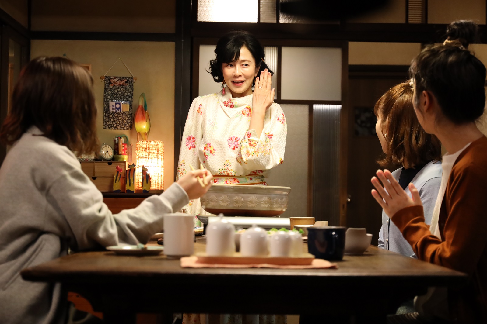 満美(坂井真紀)らの写真