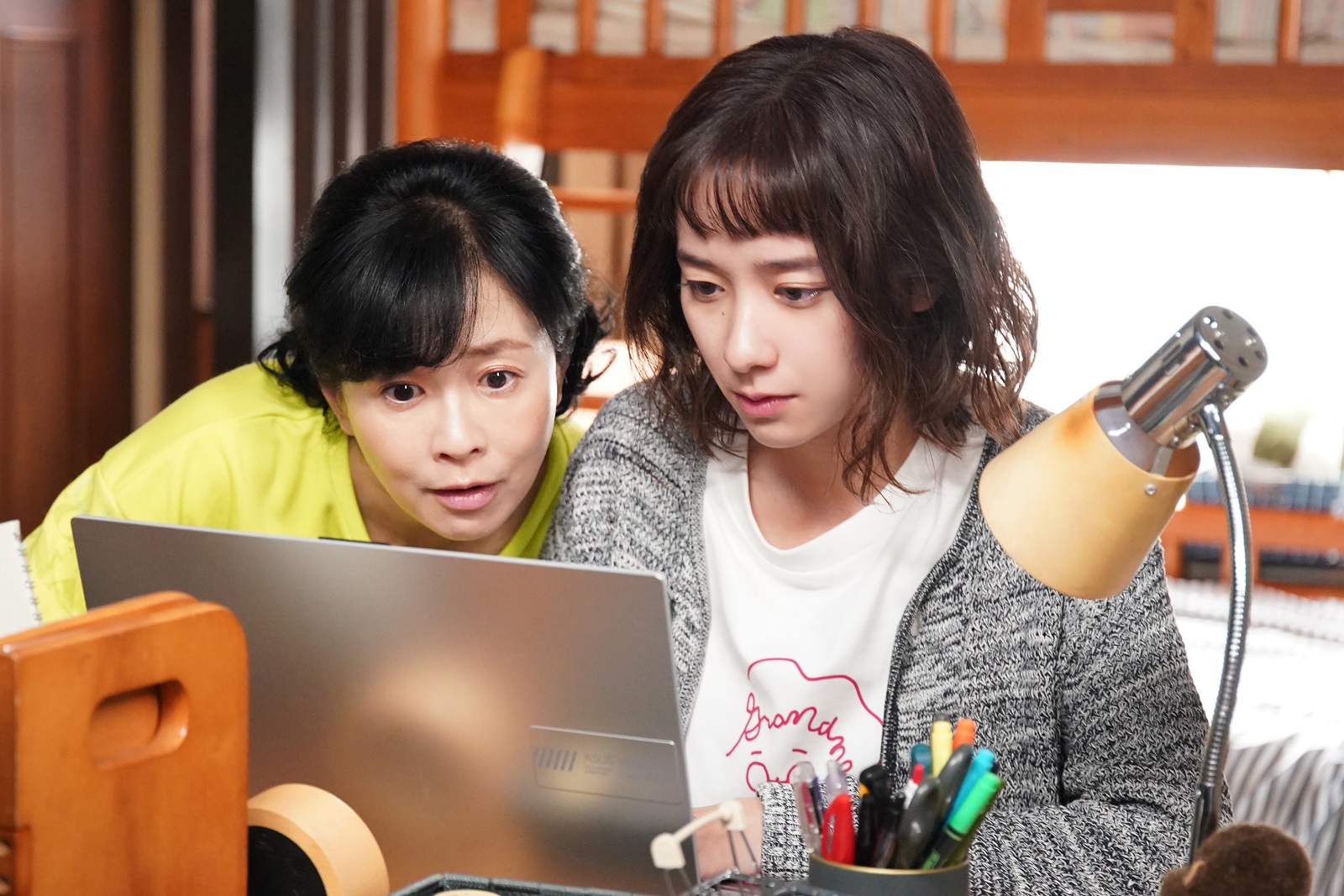 満美(坂井真紀)、涼(堀田真由)の写真
