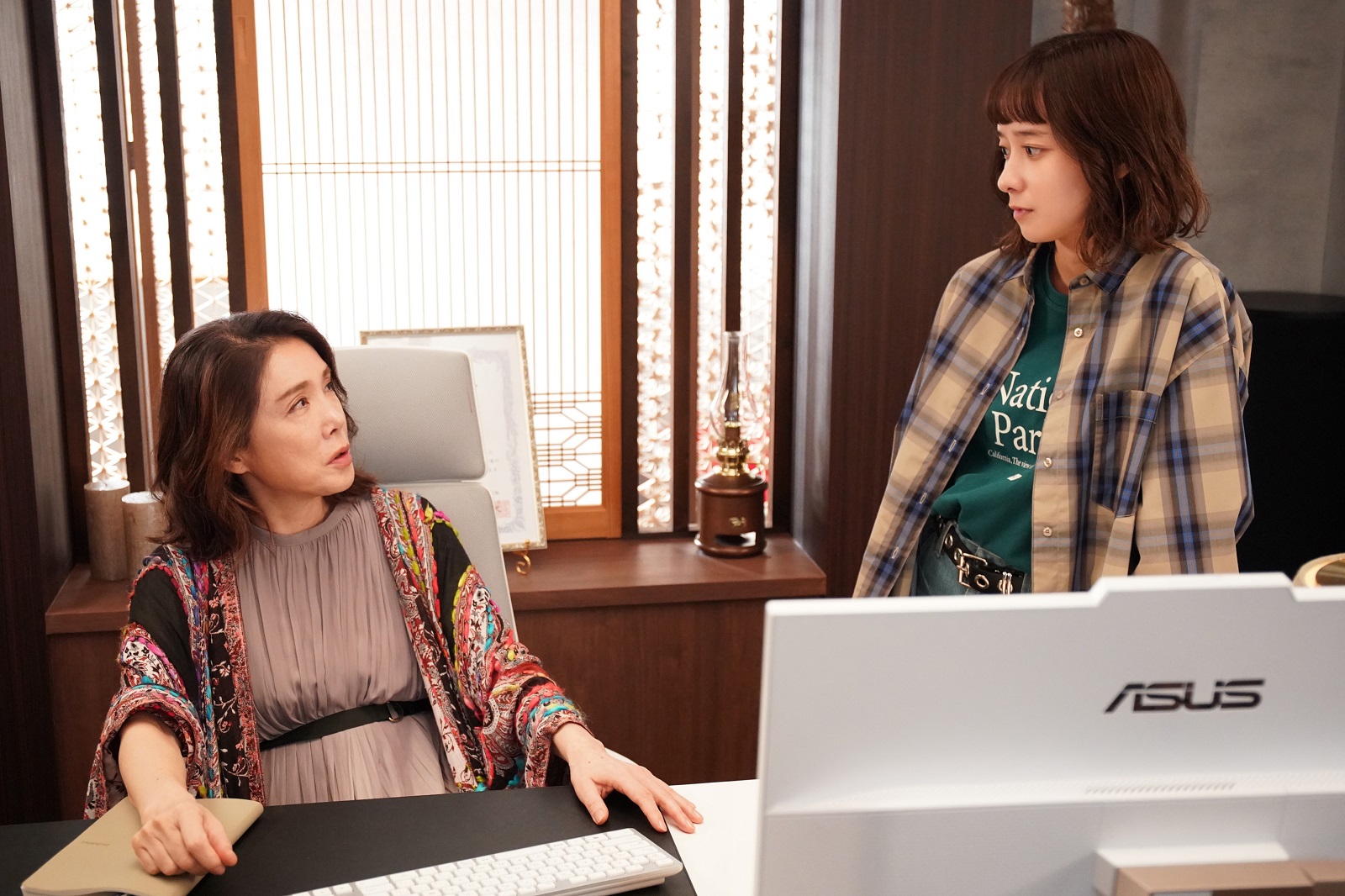 涼(堀田真由)、かなえ(筒井真理子)の写真