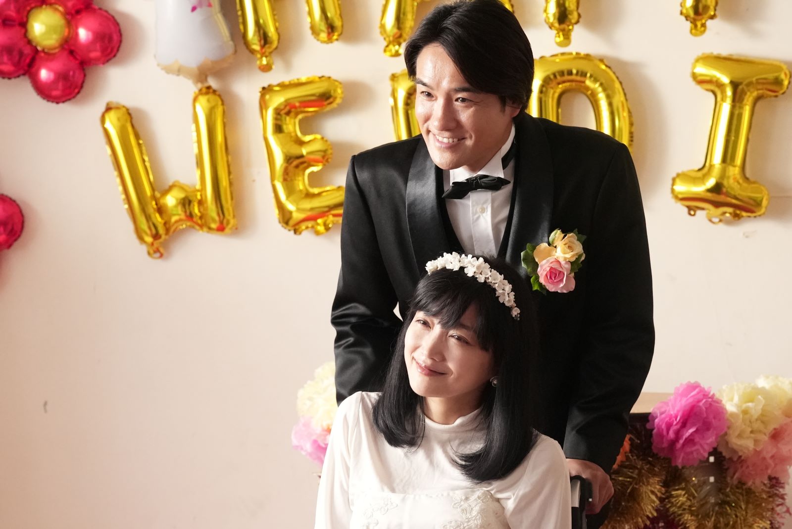 篠原冬美(佐藤江梨子)と、朝倉渉(笠原秀幸)の写真