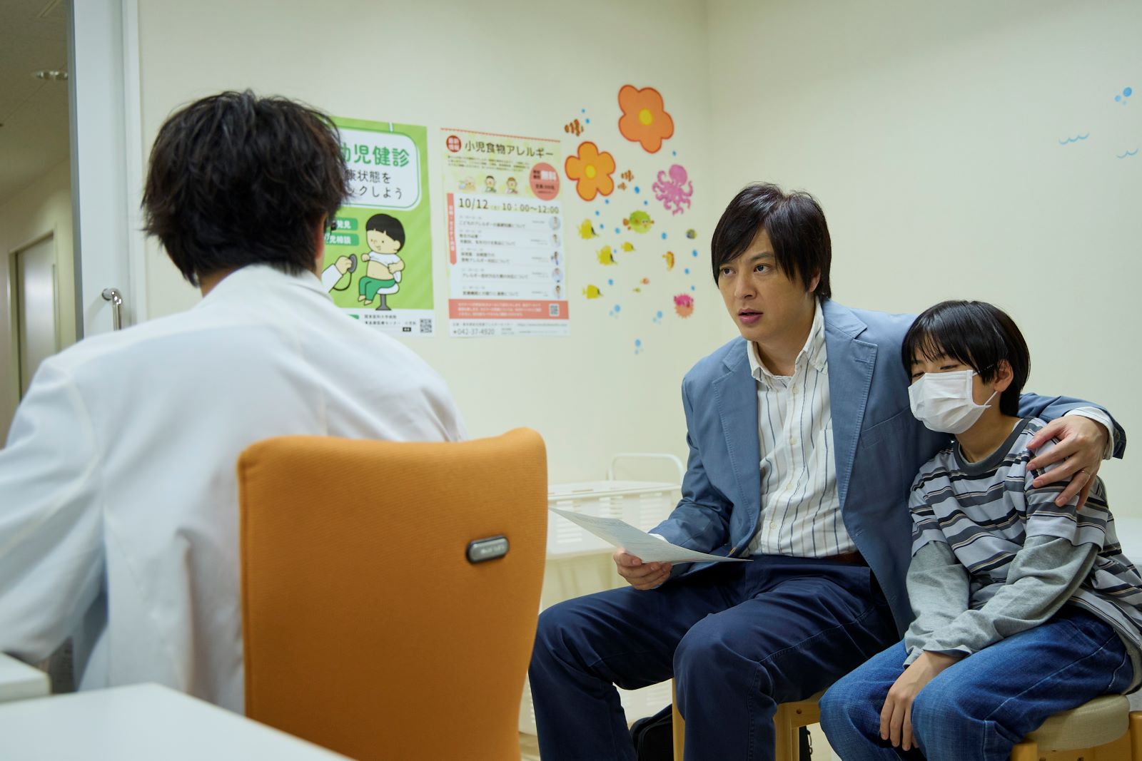 息子の真琴(三浦綺羅)を病院へ連れてきた貴之(塚本高史)の写真