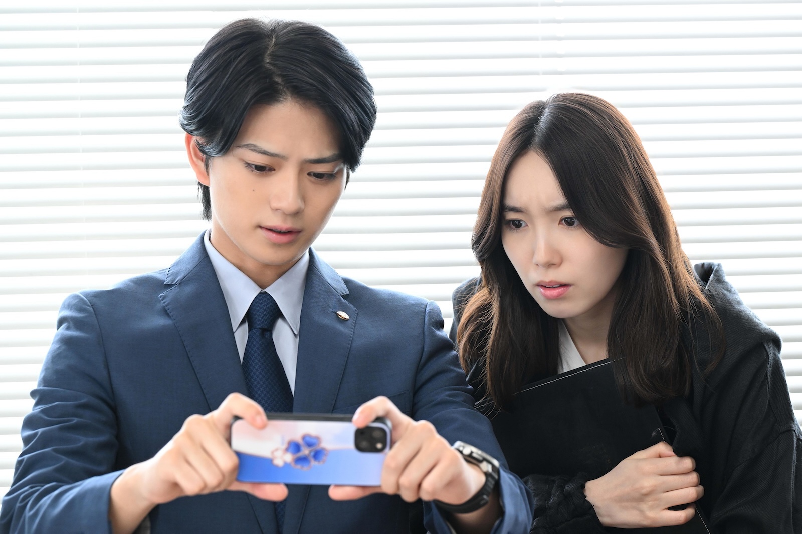 今西(岩瀬洋志)、朱梨(飯豊まりえ)の写真