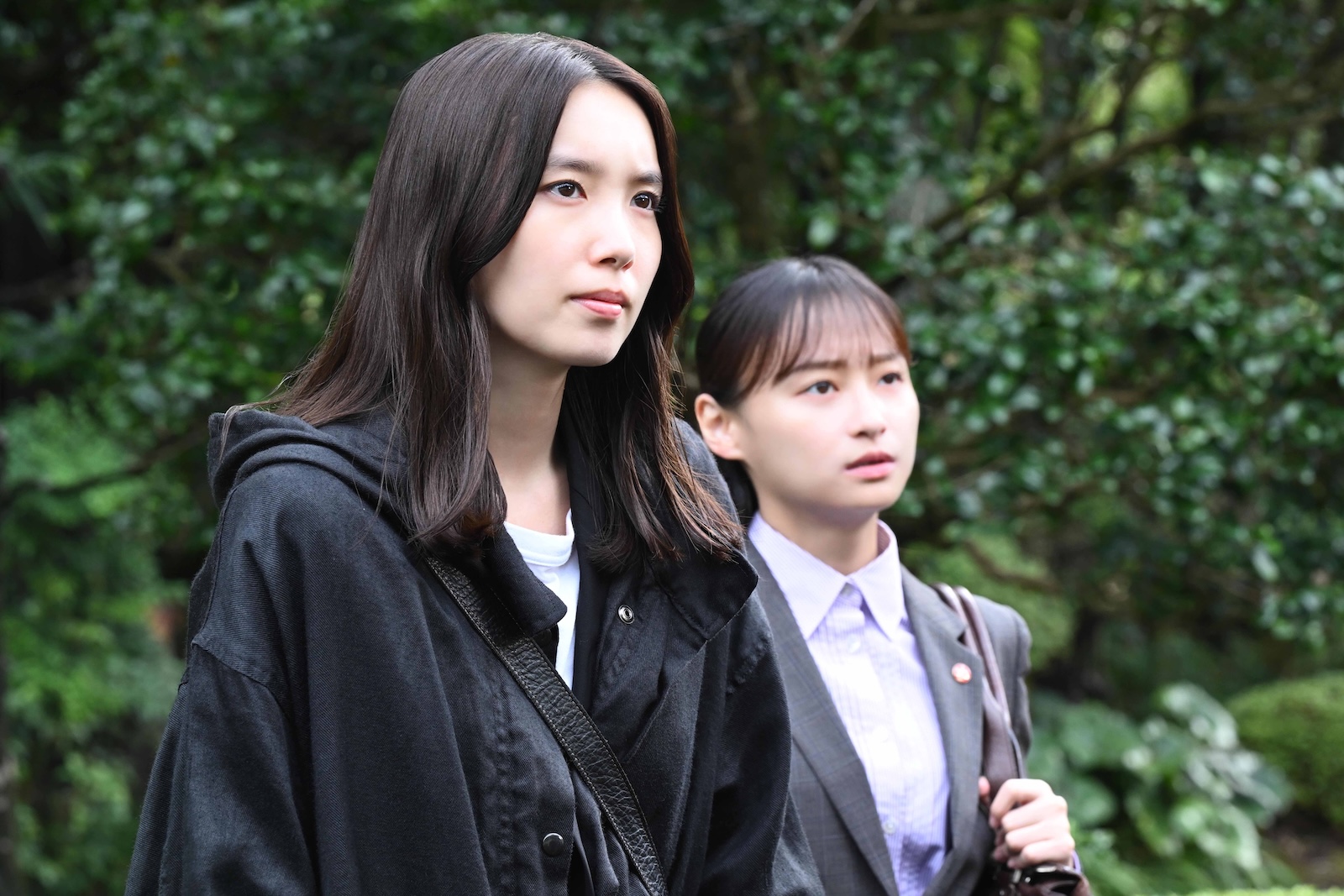 心野朱梨(飯豊まりえ)、滝沢美空(影山優佳)の写真