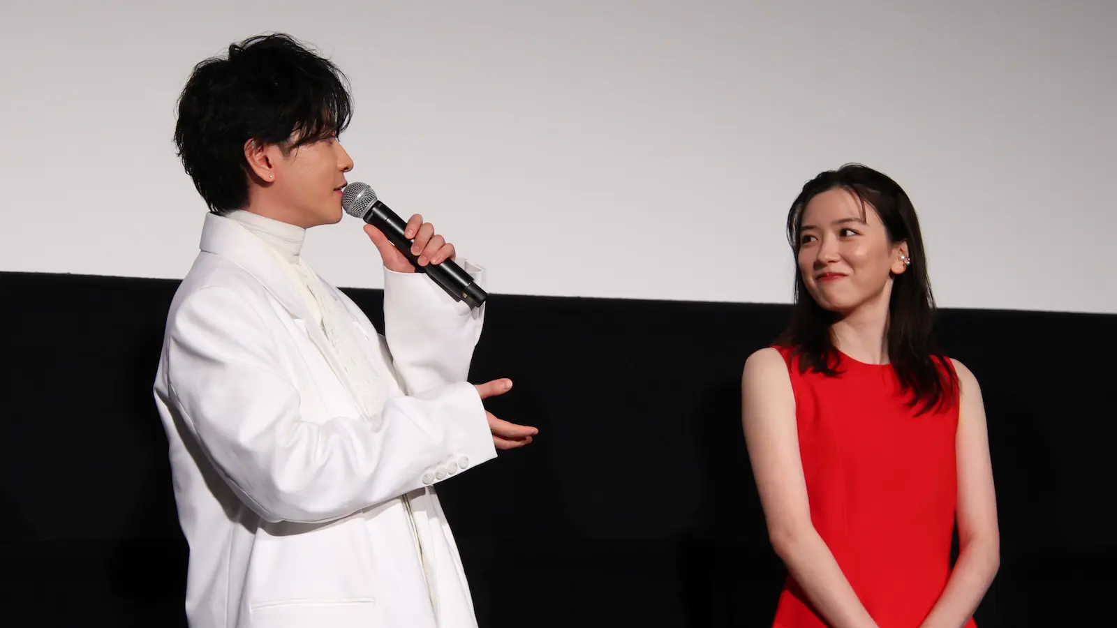 佐藤健と永野芽郁の写真