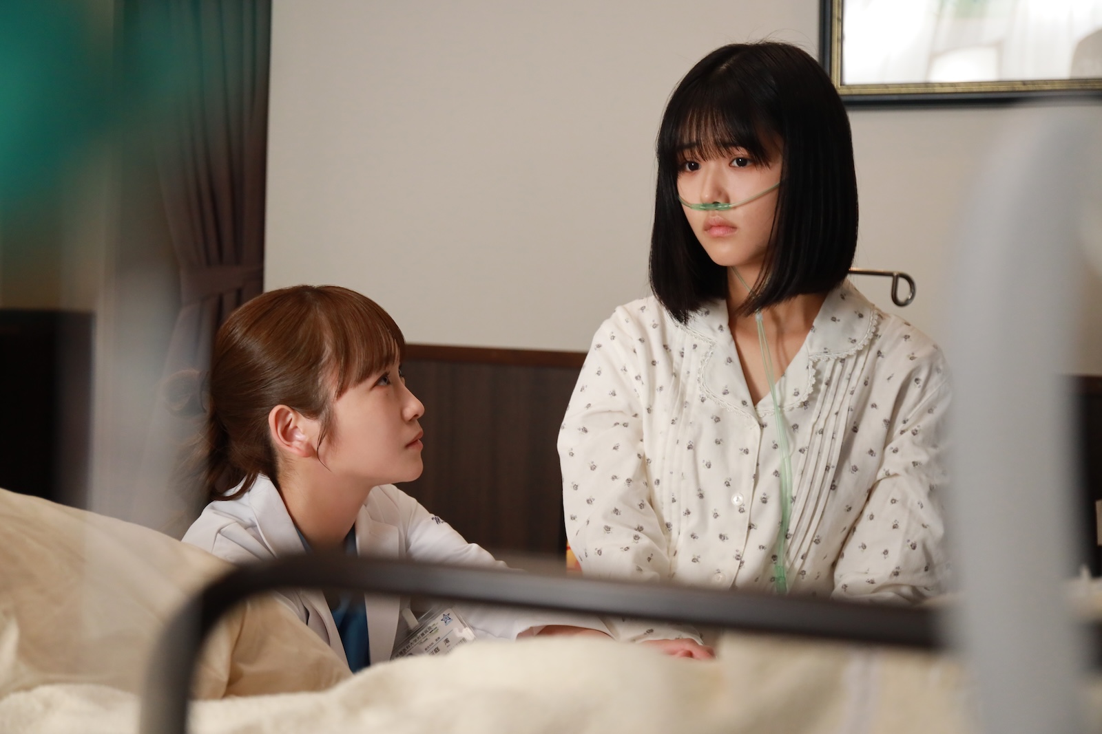 桜庭澪(川栄李奈)、澤村舞華(原菜乃華)の写真