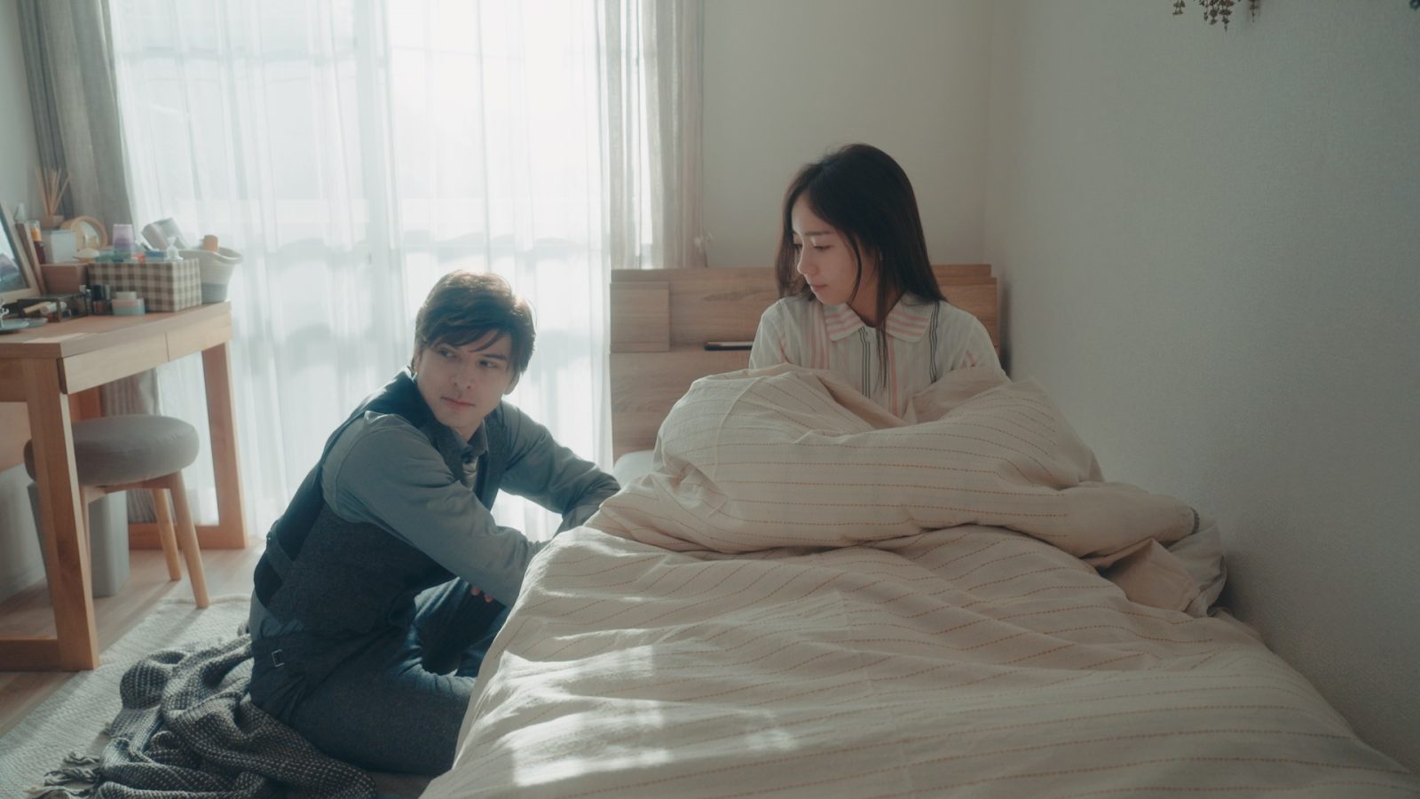 小柴真央(齊藤京子)、安藤創(城田優)の写真