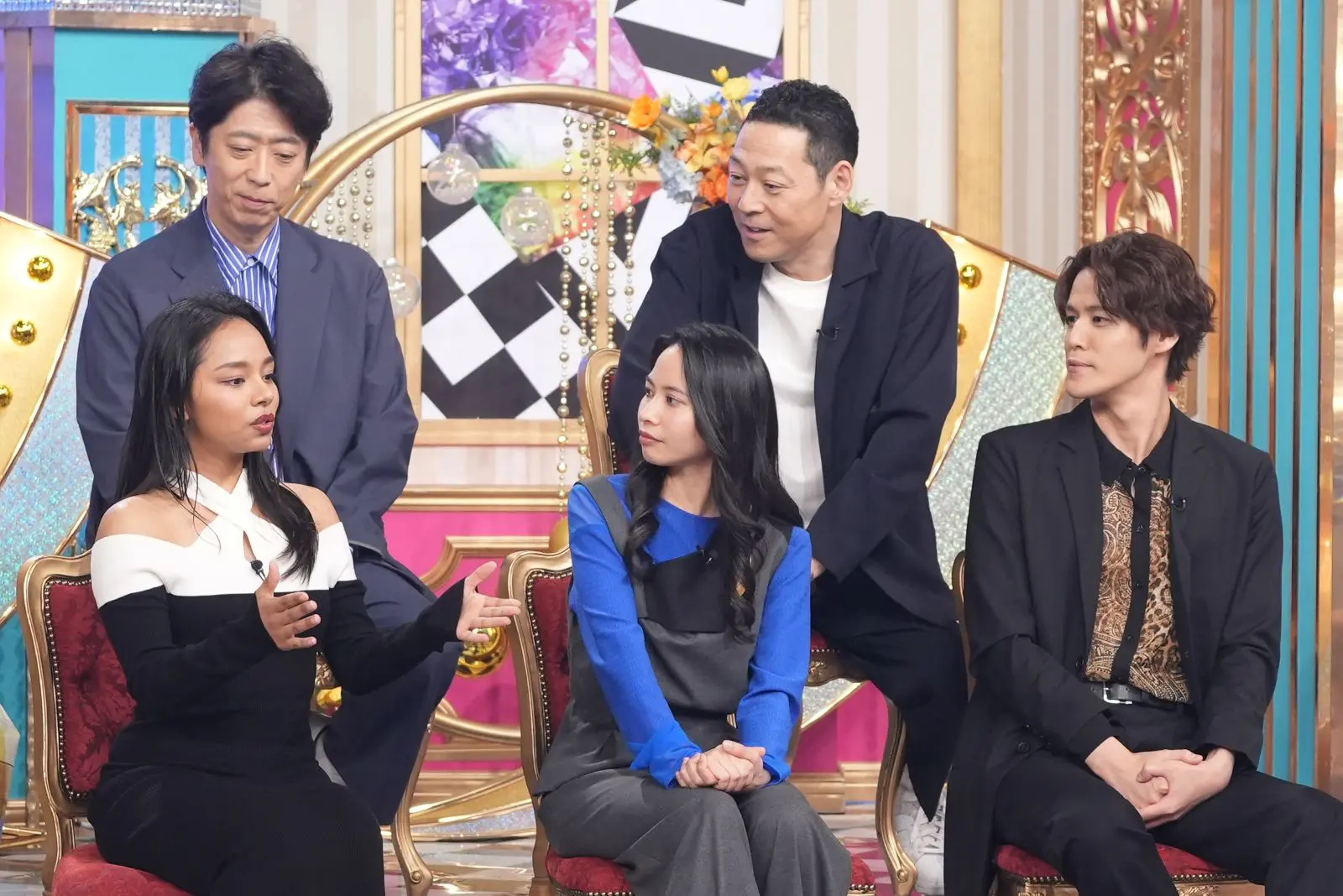 行列のできる相談所　スタジオ写真
