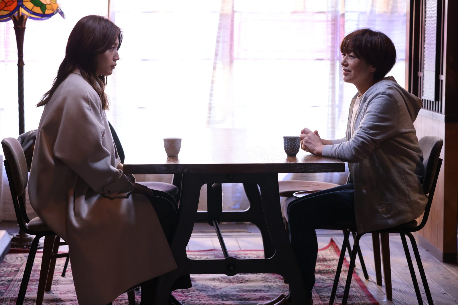 真戸原の母・有紀(八木亜希子)と瀬奈(川口春奈)