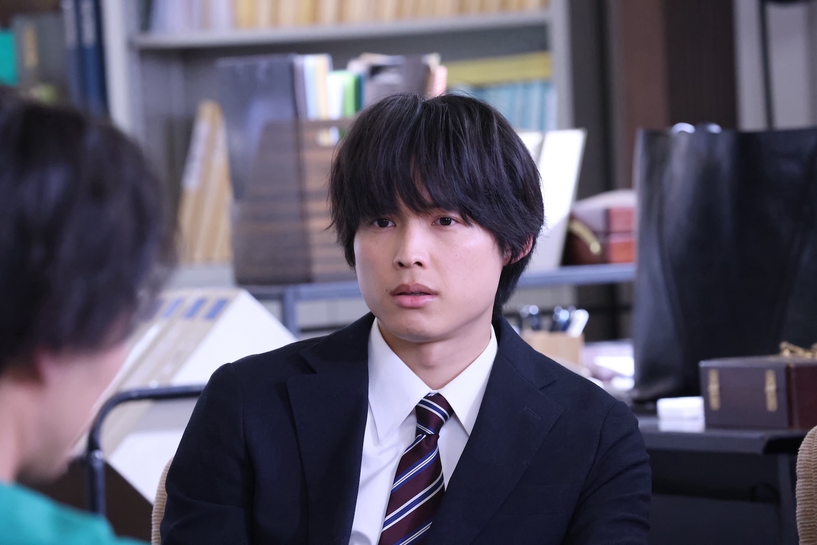 真⼾原(松村北⽃)