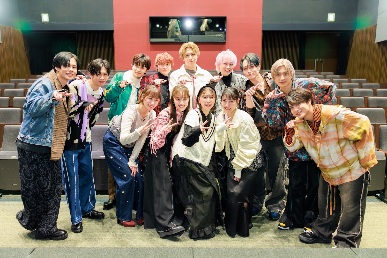 超特急とももいろクローバーZの写真