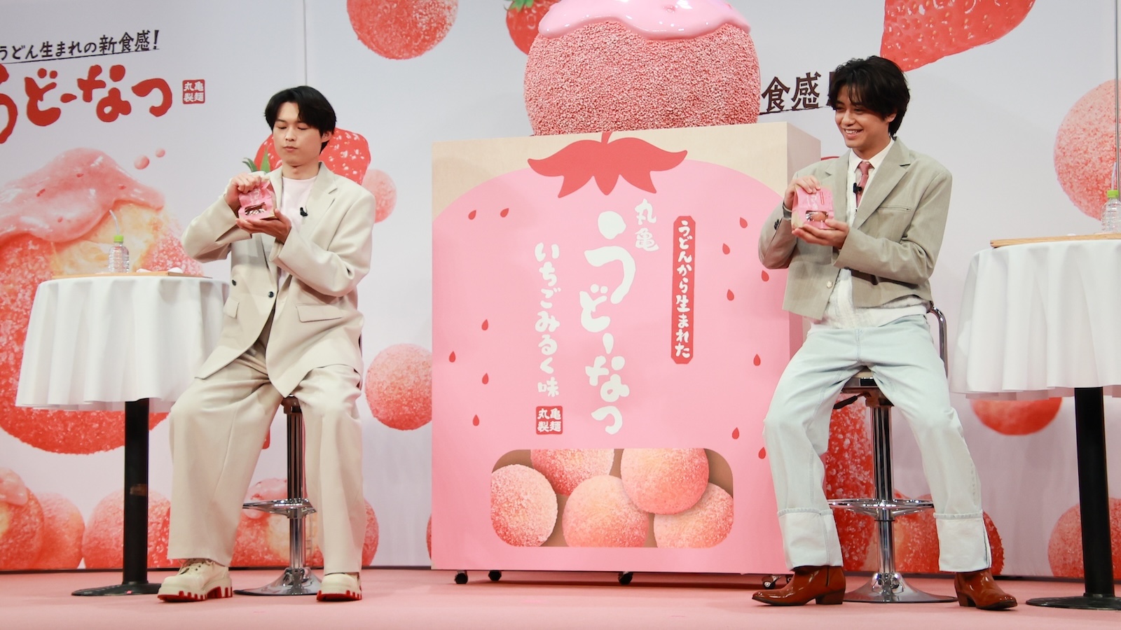 『丸亀うどーなつ』新フレーバー&新アンバサダー発表会に登壇した松村北斗(SixTONES)と髙橋海人(King & Prince)