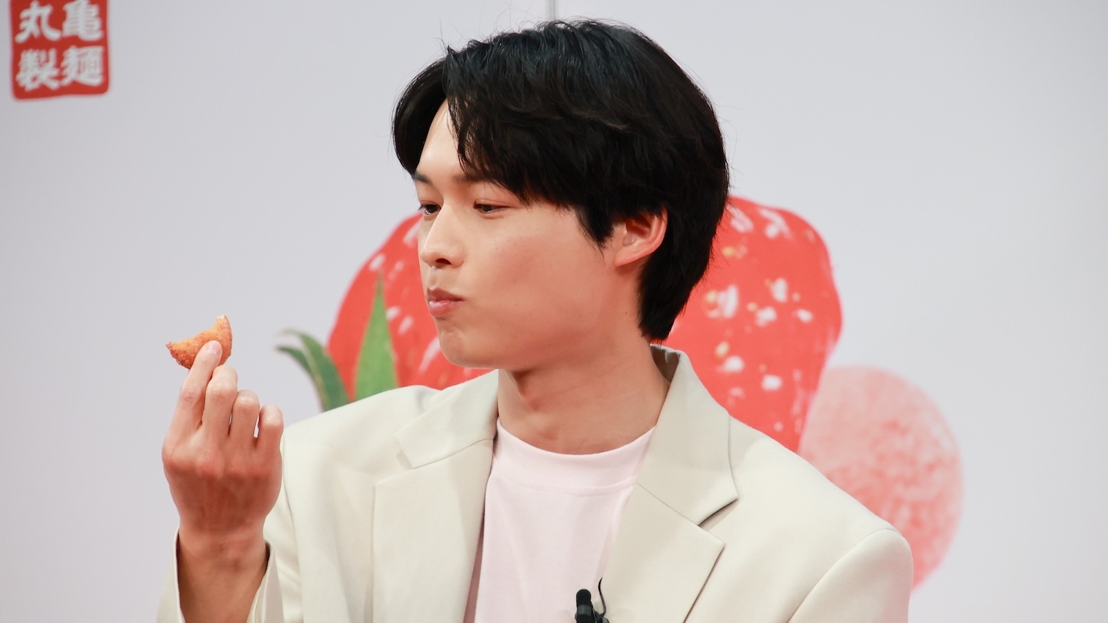 『丸亀うどーなつ』新フレーバー&新アンバサダー発表会に登壇した松村北斗(SixTONES)