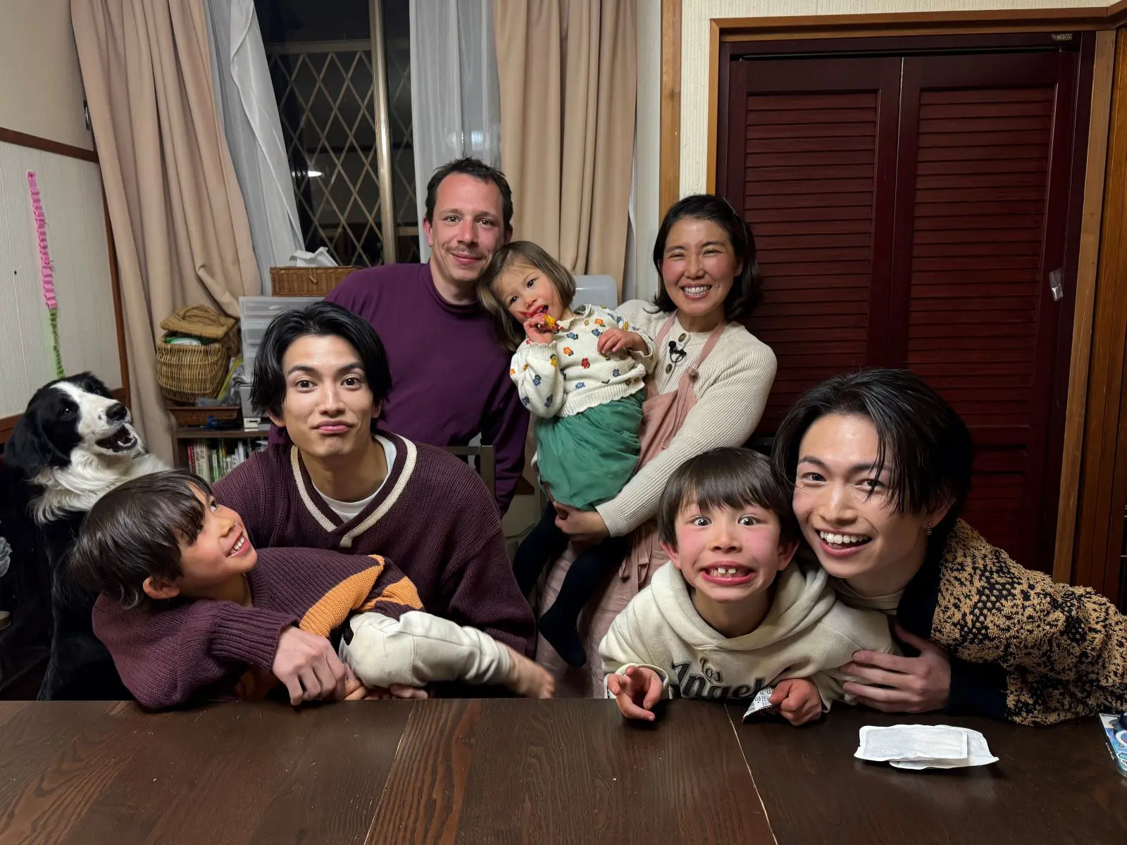 志麻さん家族と渡邊圭祐と綱啓永の写真