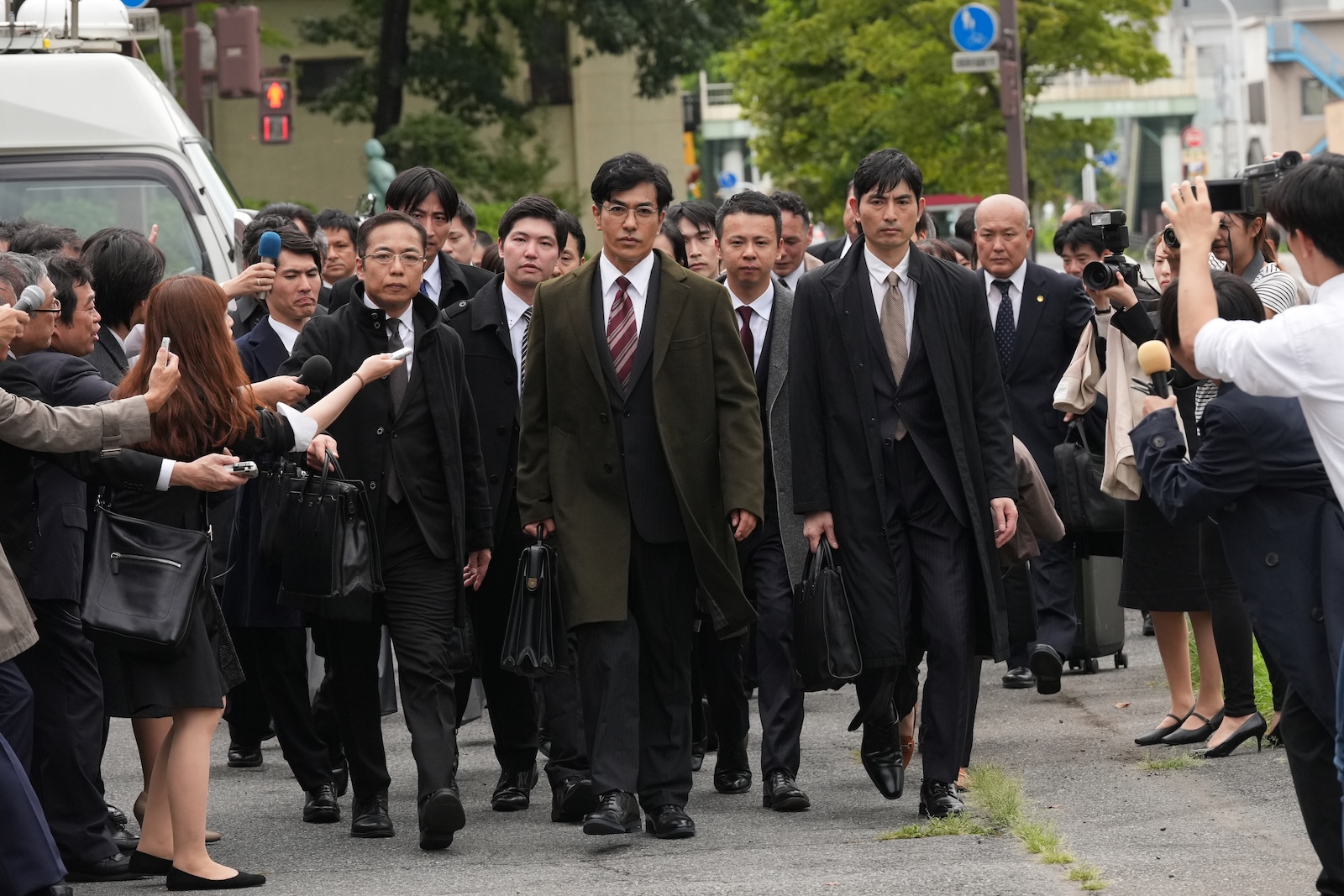 映画『でっちあげ ~殺人教師と呼ばれた男』場面写真