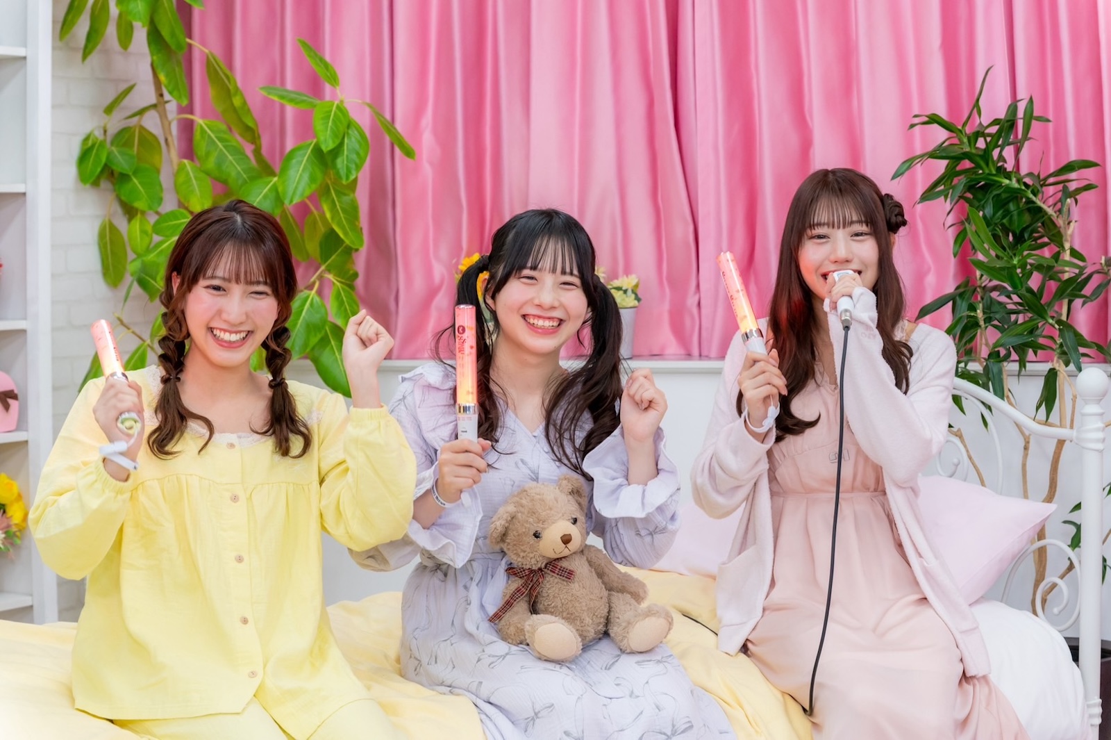 左から:山内咲奈、栗田なつか、白石まゆみ
