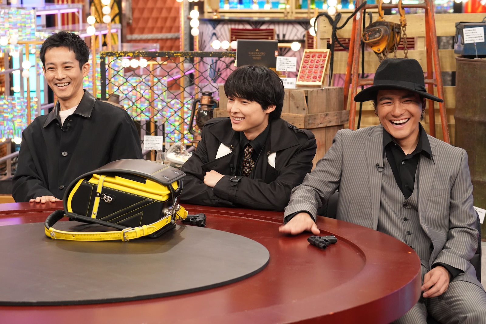 松坂桃李とSixTONES・松村北斗と森本慎太郎の写真