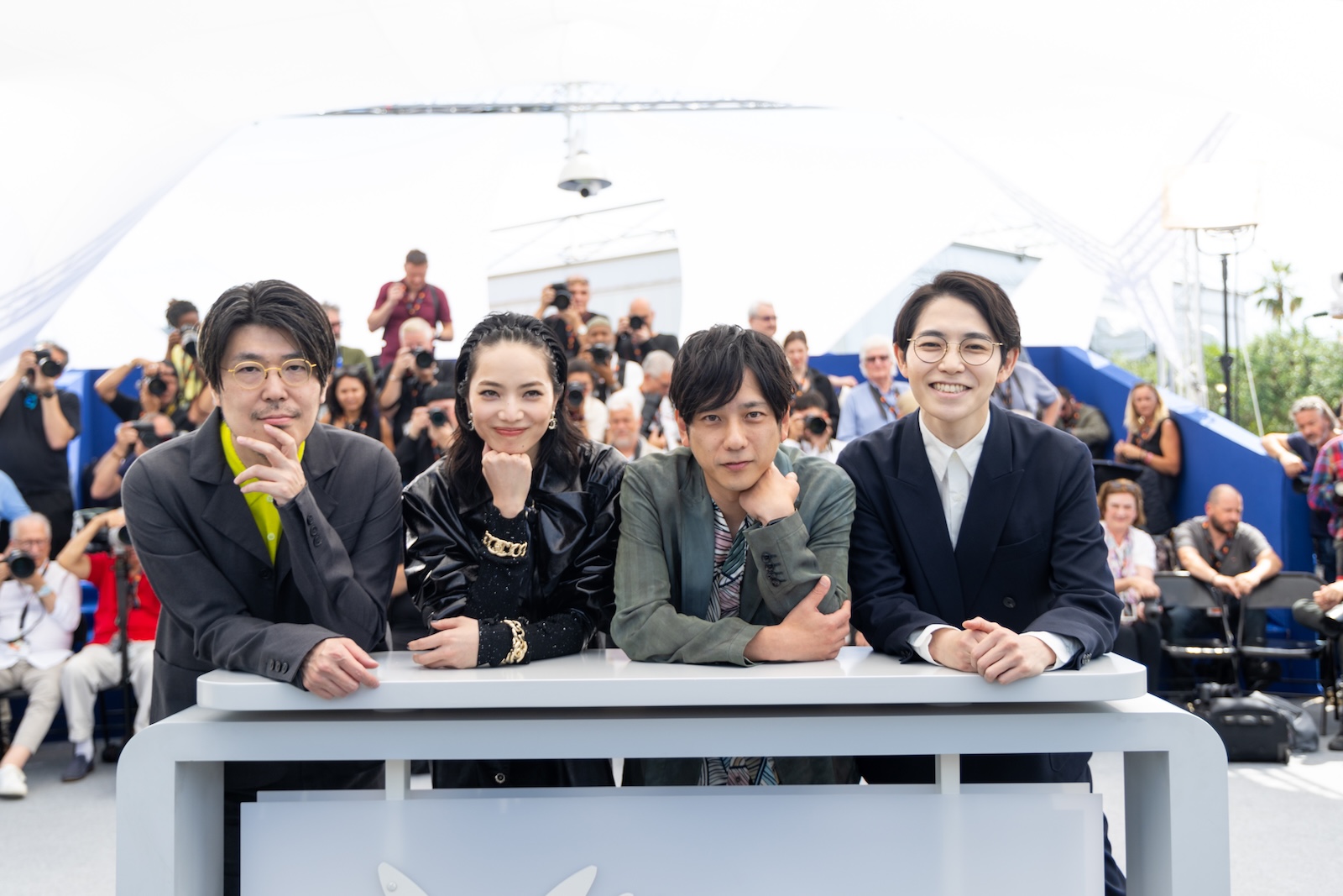 二宮和也、小松菜奈、川村元気監督、脚本家の平瀬謙太朗の写真