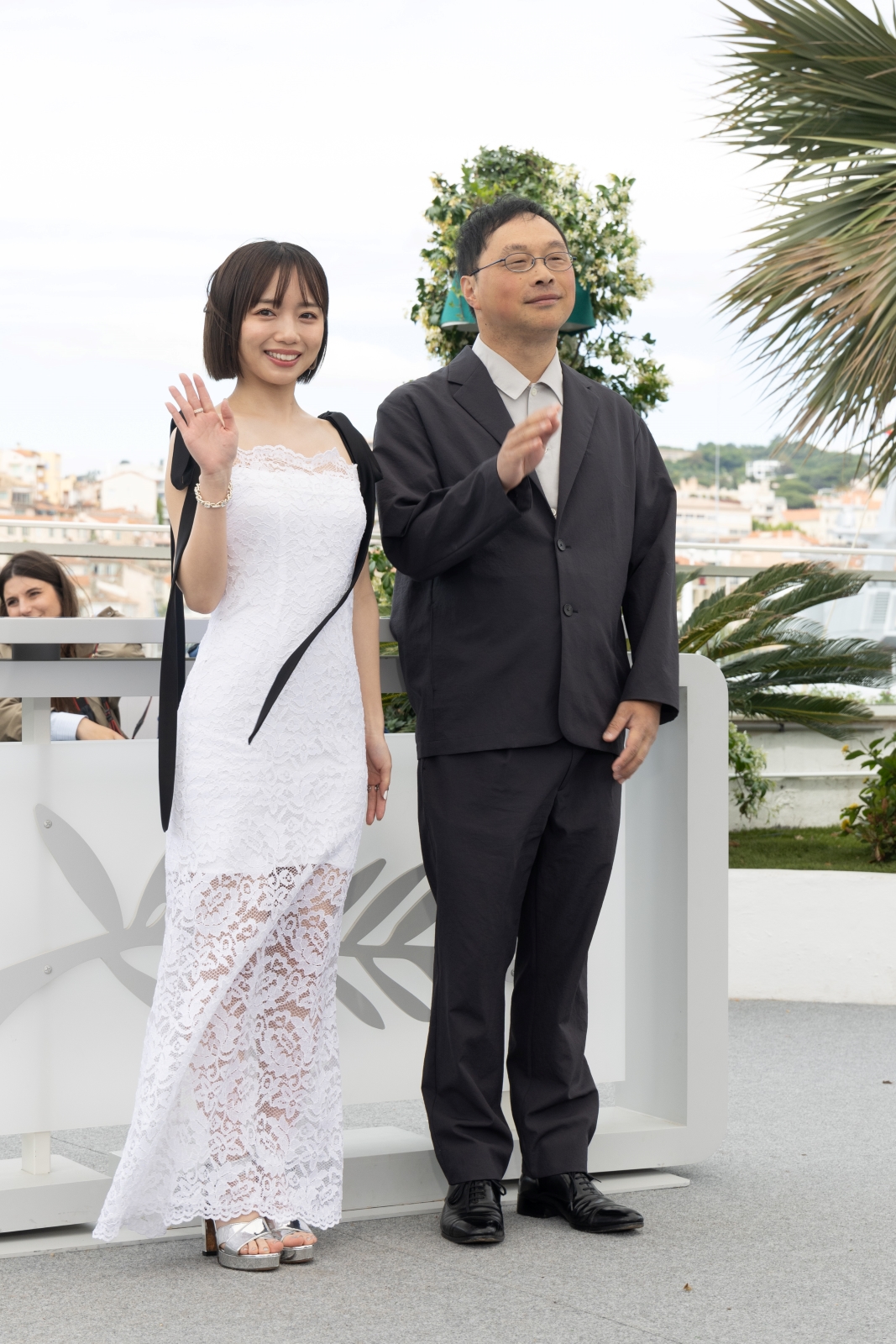 映画『恋愛裁判』の主演・齊藤京子と深田晃司監督の写真