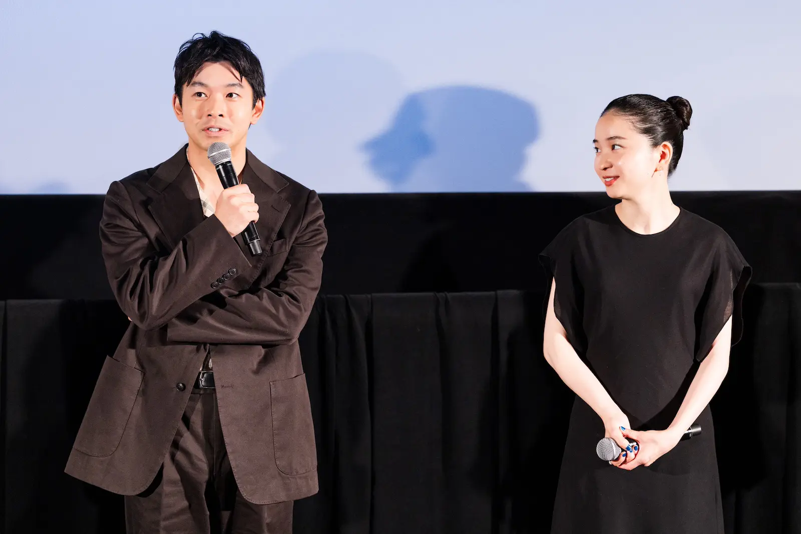 仲野太賀と福地桃子の写真