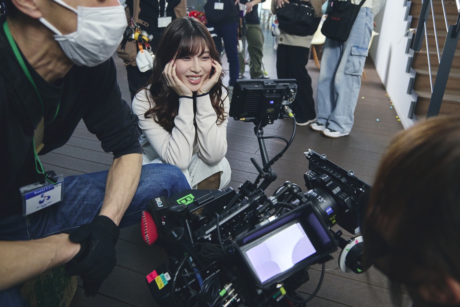 ドラマ『私の夫と結婚して』に出演する白石聖のメイキング写真